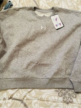 Under Armour boys  Light Gray Crewneck Sweatshirt sz medium juniors